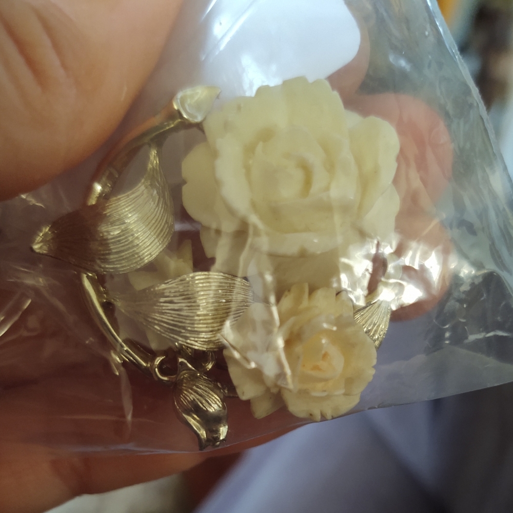 White ROSE Lisner Vintage Signed Demi Parure Gold Earrings Broach Pin - Picture 13 of 13